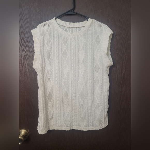 SHEIN Tops - SHEIN Textured White Sleeveless Blouse
